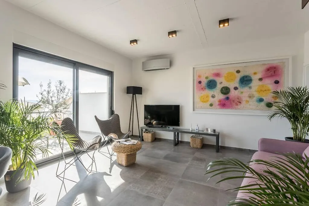 Holiday Home Lolina,Sea On A Palm! Heated Pool Trogir