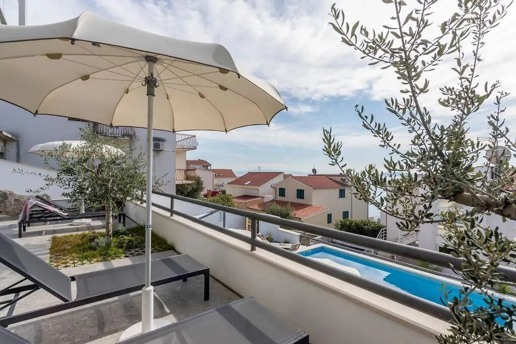 Holiday Home Lolina,Sea On A Palm! Heated Pool Trogir
