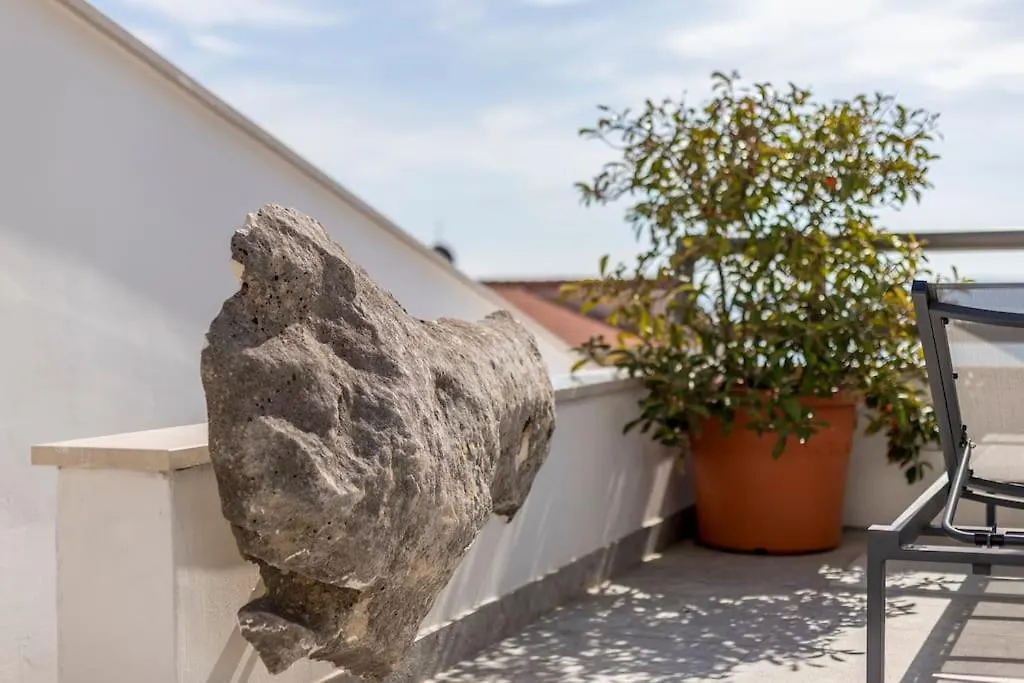 Holiday Home Lolina,Sea On A Palm! Heated Pool Trogir