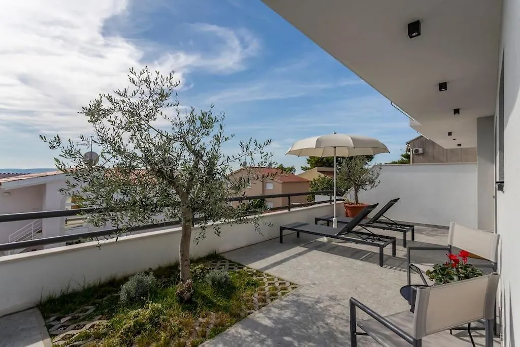 Holiday Home Lolina,Sea On A Palm! Heated Pool Trogir