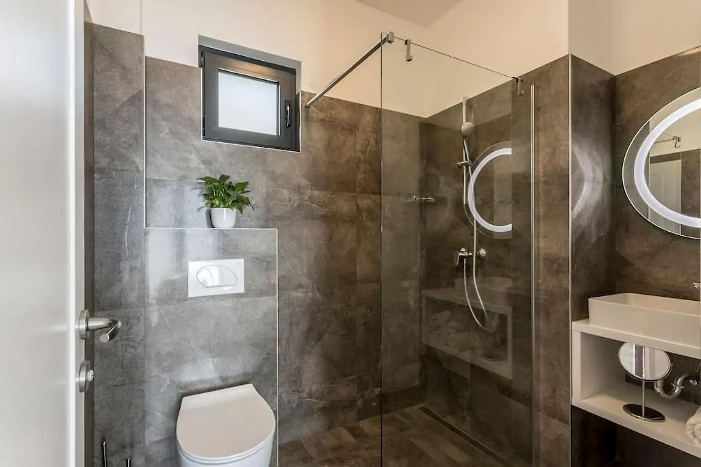 Holiday Home Lolina,Sea On A Palm! Heated Pool Trogir